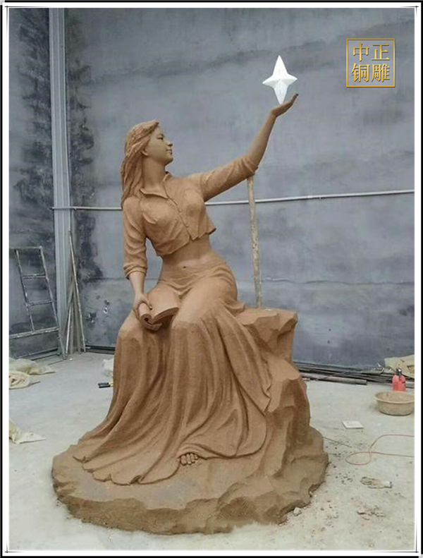 少女右手拿書(shū)左手捧星星雕塑.jpg