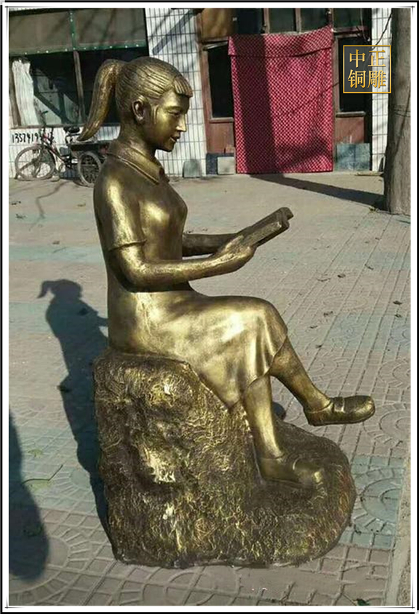 小女孩讀書(shū)銅像.jpg