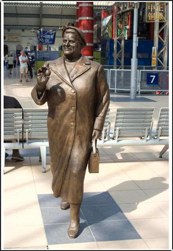地鐵口現代人物銅像.jpg