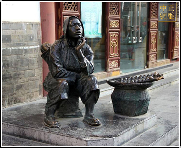 背小孩休息人物銅雕塑.jpg 背小孩休息人物銅雕塑.jpg