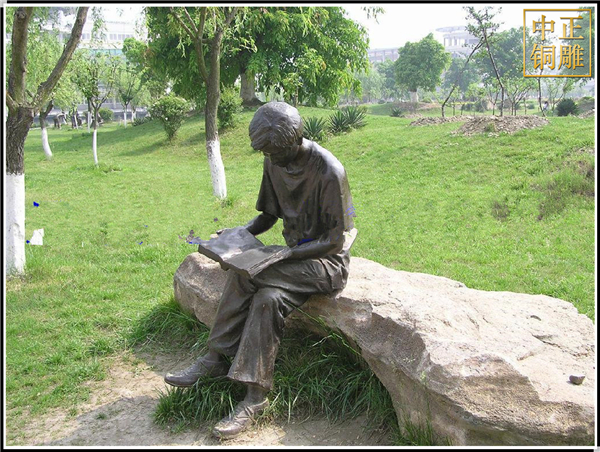 少年讀書校園雕塑.jpg