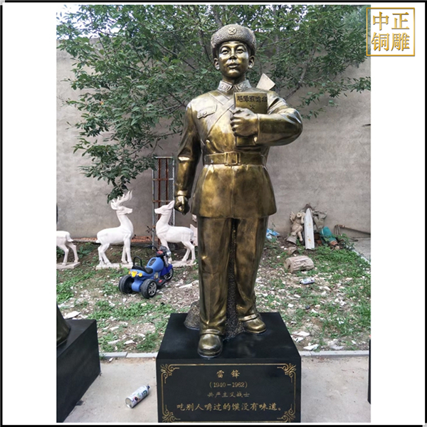 雷鋒戰(zhàn)士銅雕塑.jpg