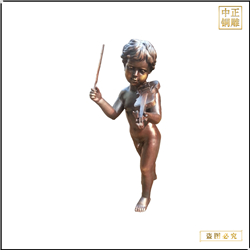 西方小孩彈小提琴銅雕塑 